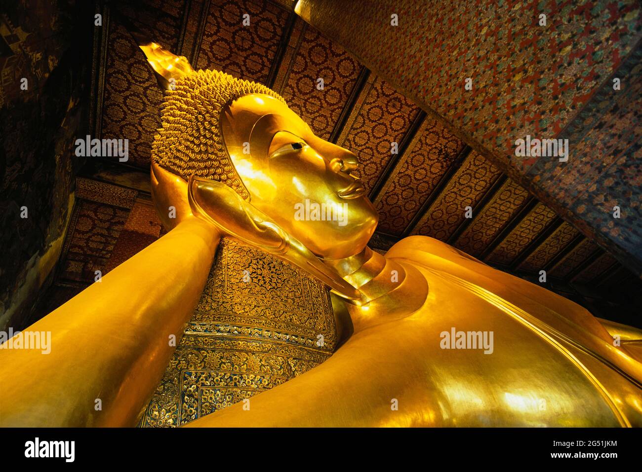 Buddha reclinato al Tempio di Wat po, Bangkok, Thailandia, Sud-est asiatico Foto Stock