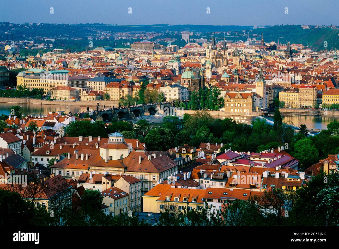 Vista sulla città con il Ponte Carlo e la Chiesa di Tyn, Praga, Repubblica Ceca Foto Stock