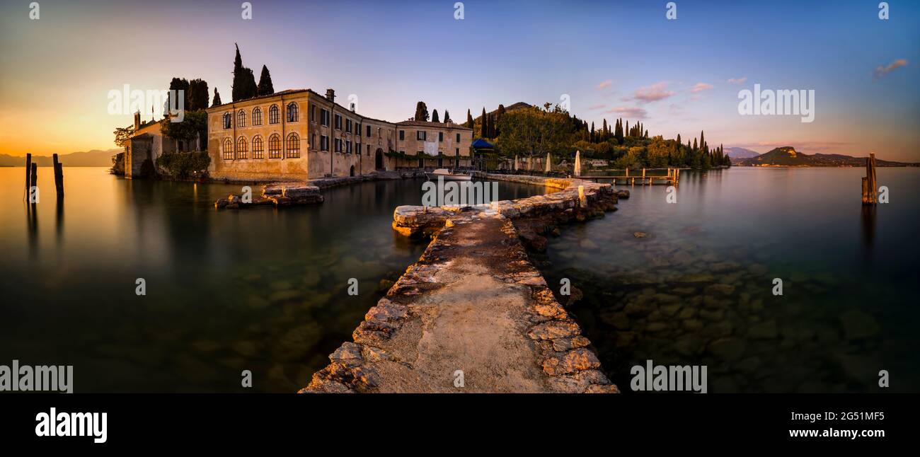 Porto al tramonto, Punta San Vigilio, Lago di Garda, Italia Foto Stock