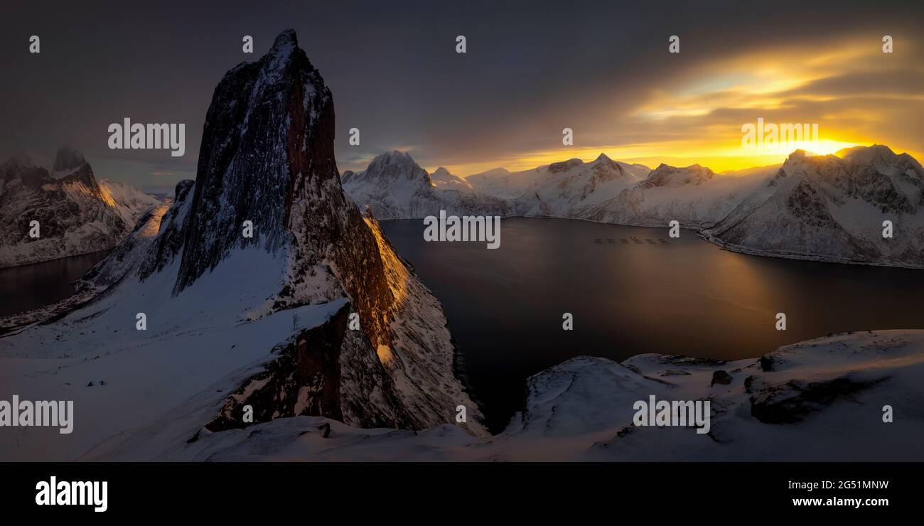 Paesaggio con la montagna Segla e il fiordo di Mefjorden in inverno al tramonto, Senja, Norvegia Foto Stock