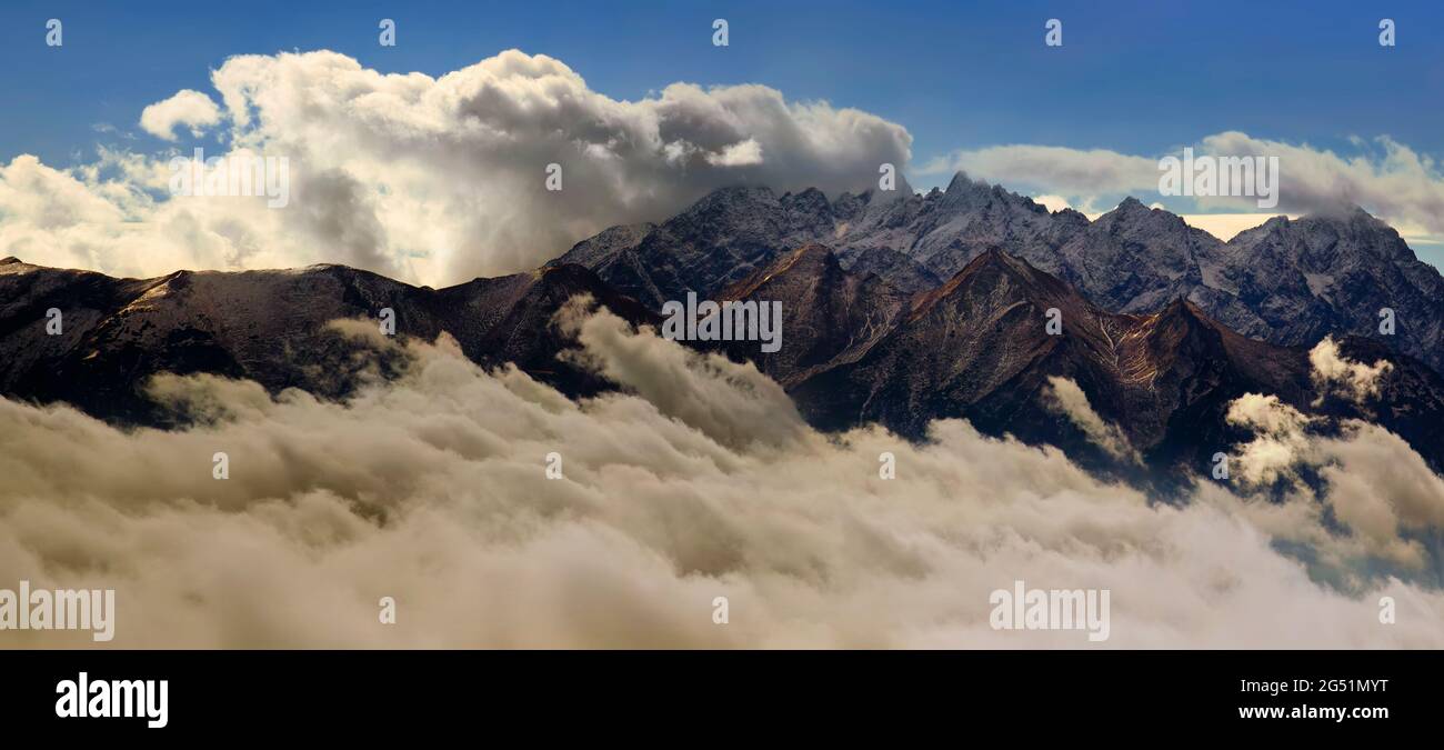 Paesaggio con i Monti Tatra che si innalzano sopra le nuvole, Malopolskie Voivodato, Polonia Foto Stock