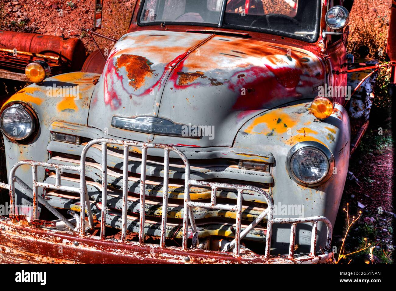 Camion arrugginito a Junkyard, Jerome, Arizona, Stati Uniti Foto Stock