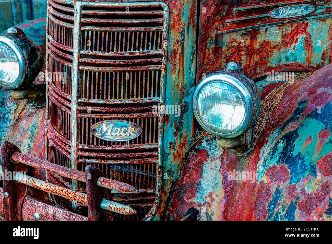 Dettaglio anteriore del vecchio camion arrugginito Foto Stock