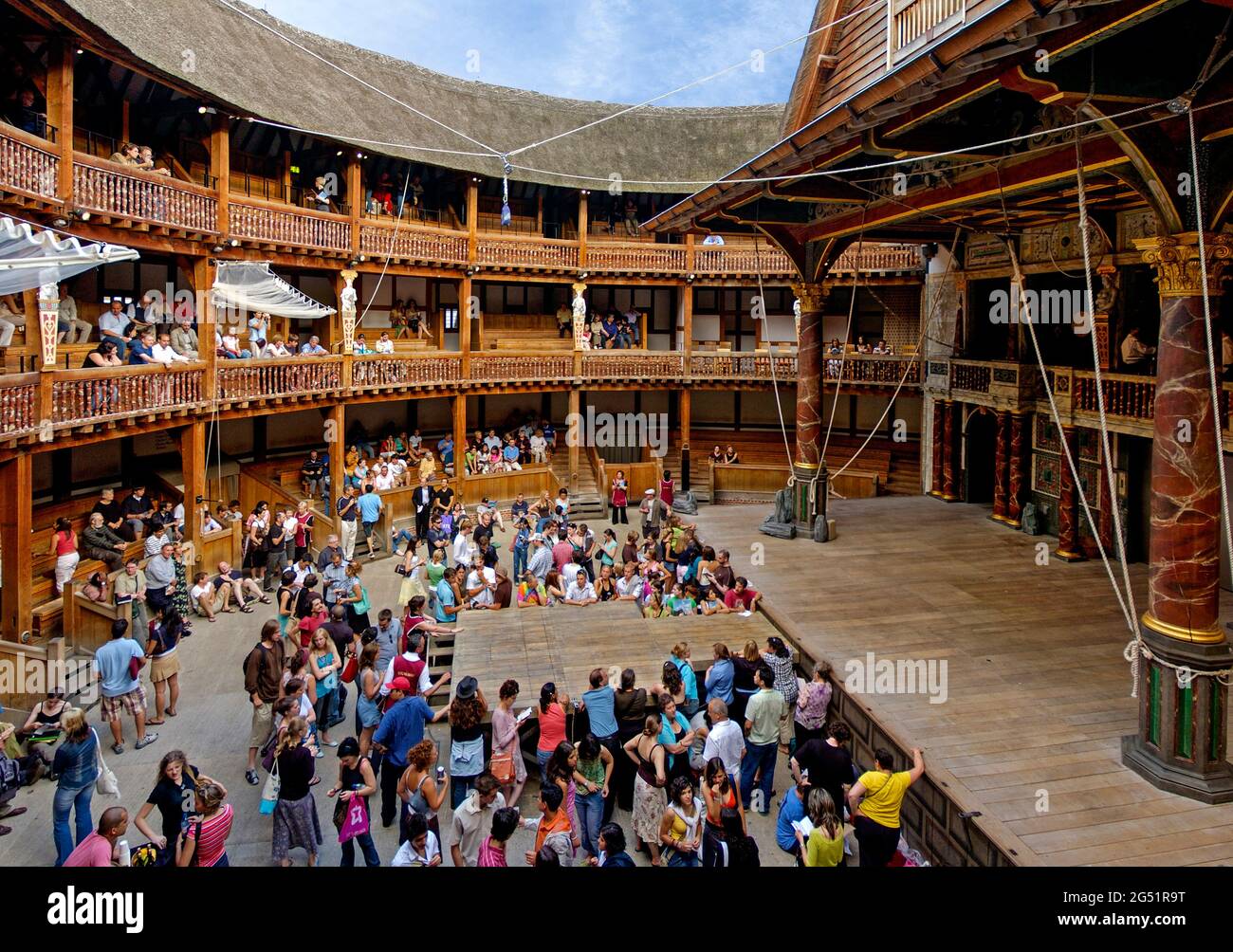 Vista interna del Globe Theatre di William Shakespeare con pubblico, Londra, Inghilterra, Regno Unito Foto Stock