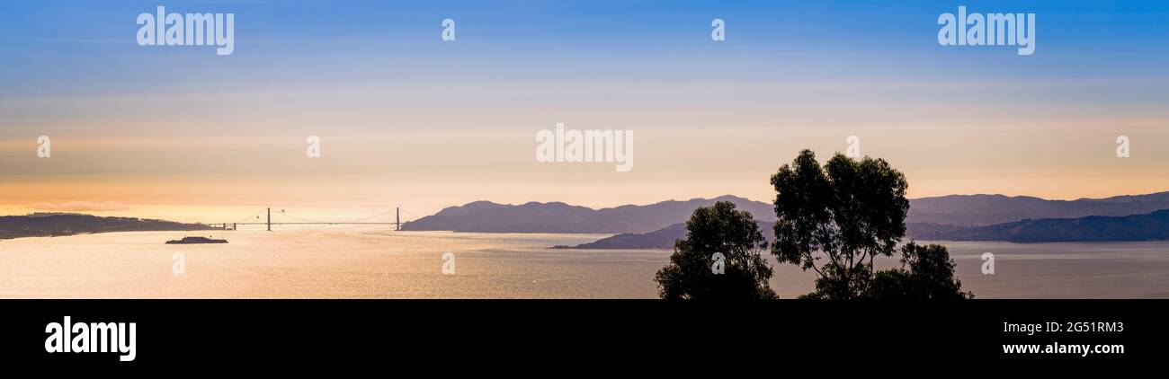 Golden Gate Bridge e Marin Hills al tramonto visto da Berkley al tramonto, California, USA Foto Stock