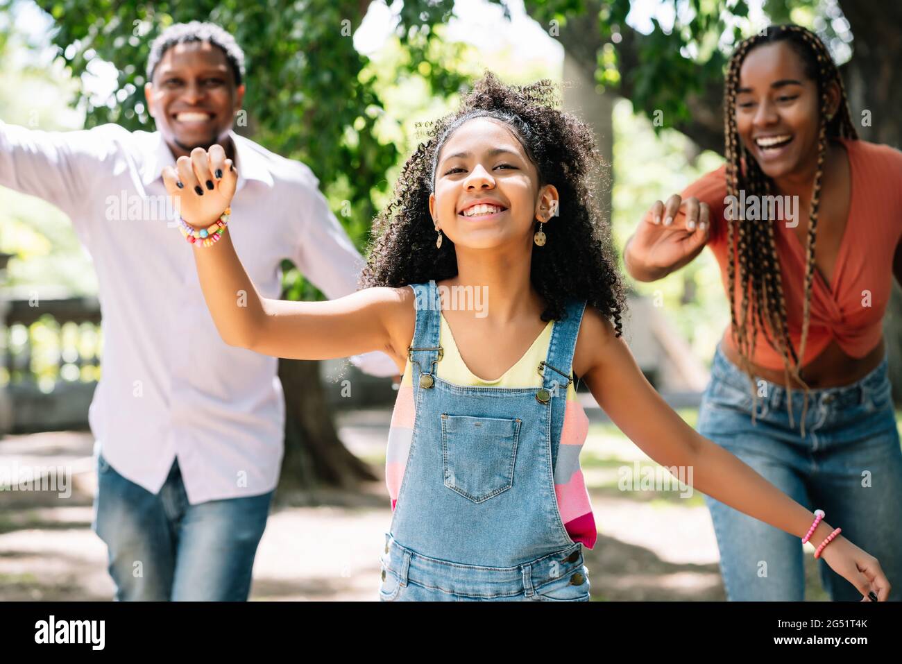 La famiglia si diverse insieme al parco. Foto Stock