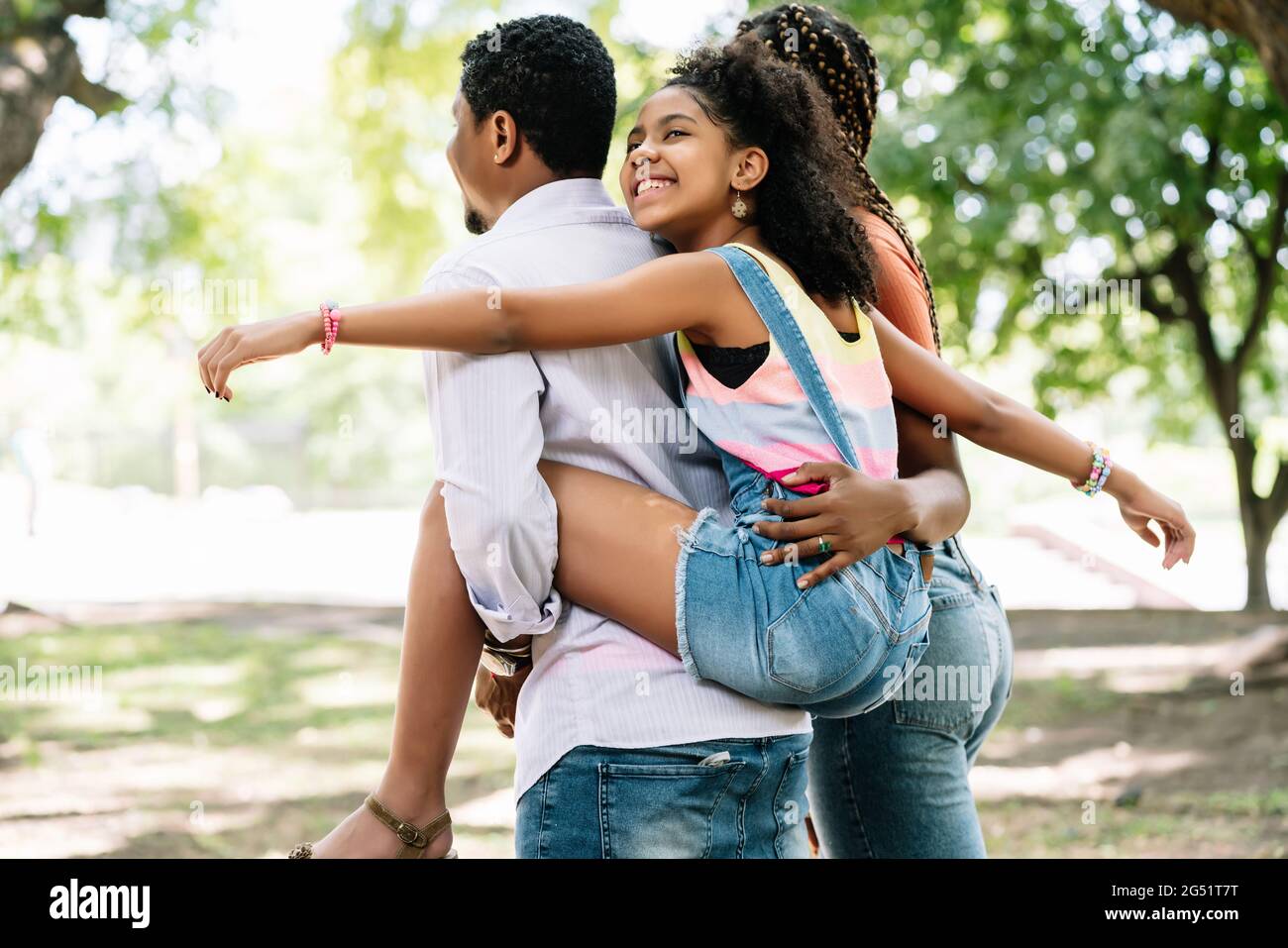 La famiglia si diverse insieme al parco. Foto Stock