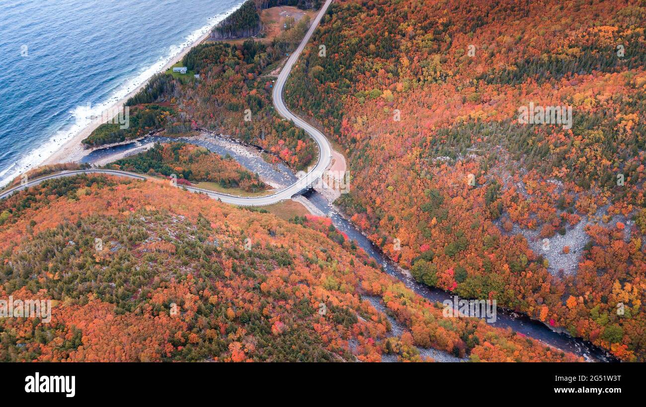 Strade tortuose e panoramiche del famoso Cabot Trail sulle MacKenzie Mountains, Isole di Capo Breton. Vista aerea dello splendido percorso panoramico. Foto Stock