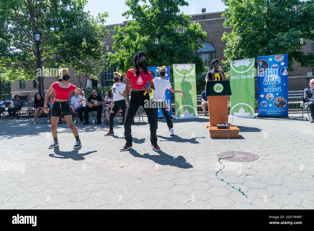 New York, NY - 24 giugno 2021: LO SCAN-Harbour Elite Ensemble si esibisce durante i Parks di NYC, la Garden of Dreams Foundation e IL nastro da taglio SCAN-Harbor durante il rinnovo del Mullaly Recreation Center nel Bronx Foto Stock