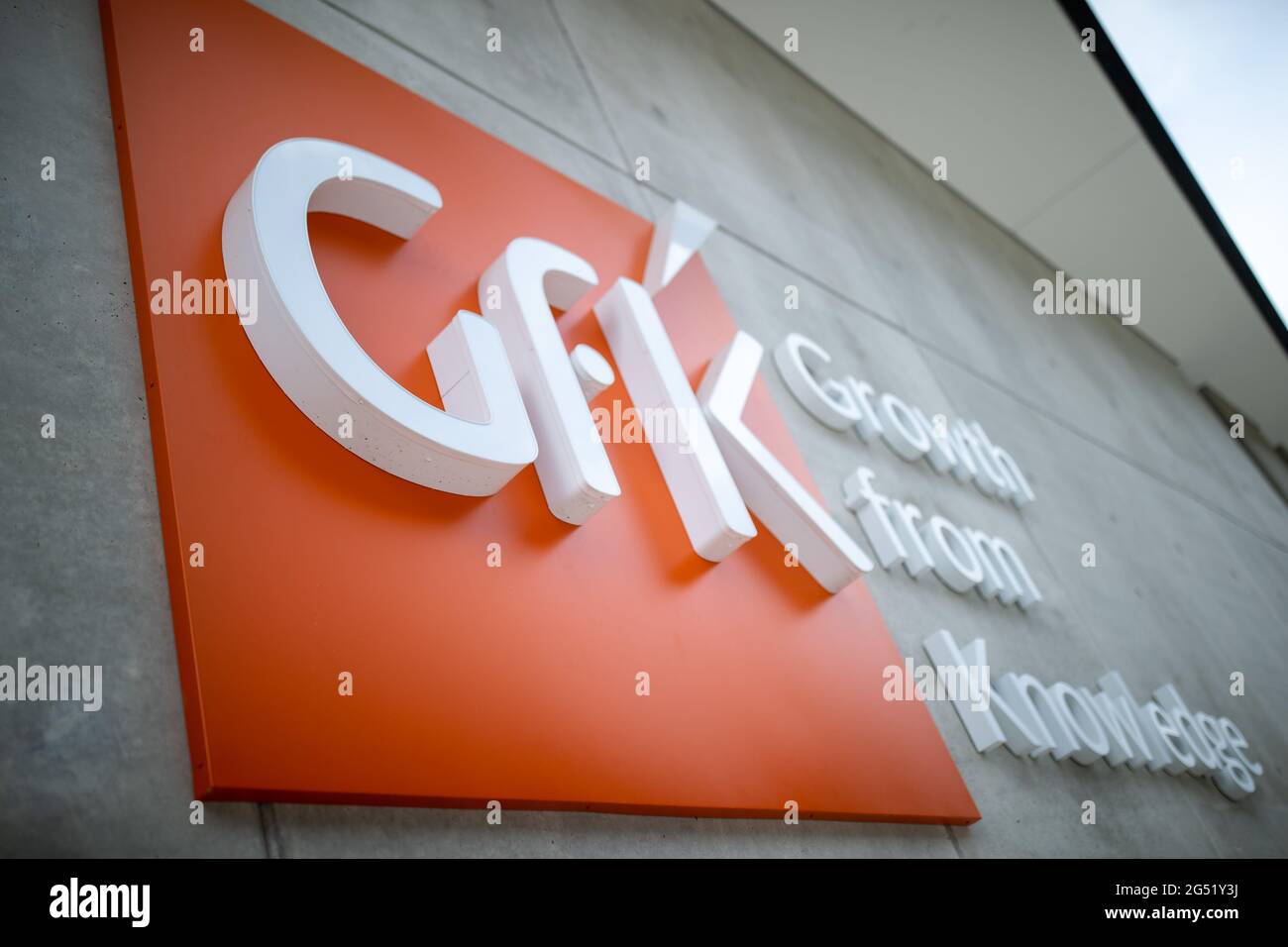 Norimberga, Germania. 24 Giugno 2021. Il logo della società di ricerca GfK, con sede a Norimberga, presso la sede centrale dell'azienda. GfK pubblica il suo ultimo studio sul sentimento dei consumatori in Germania il 25 giugno. Credit: Daniel Karmann/dpa/Alamy Live News Foto Stock