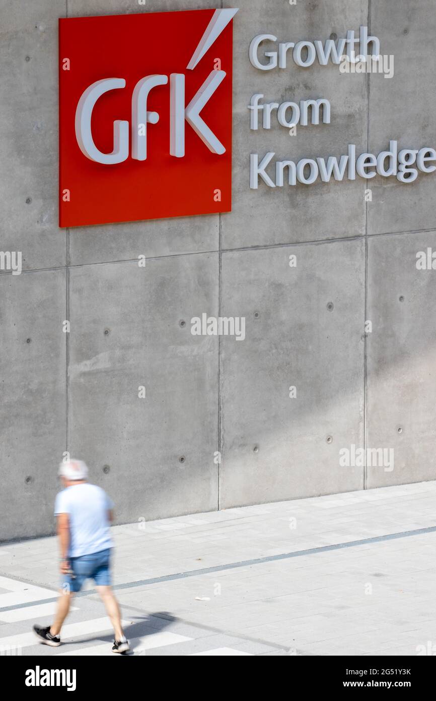 Norimberga, Germania. 24 Giugno 2021. Il logo della società di ricerca GfK, con sede a Norimberga, presso la sede centrale dell'azienda. GfK pubblica il suo ultimo studio sul sentimento dei consumatori in Germania il 25 giugno. Credit: Daniel Karmann/dpa/Alamy Live News Foto Stock