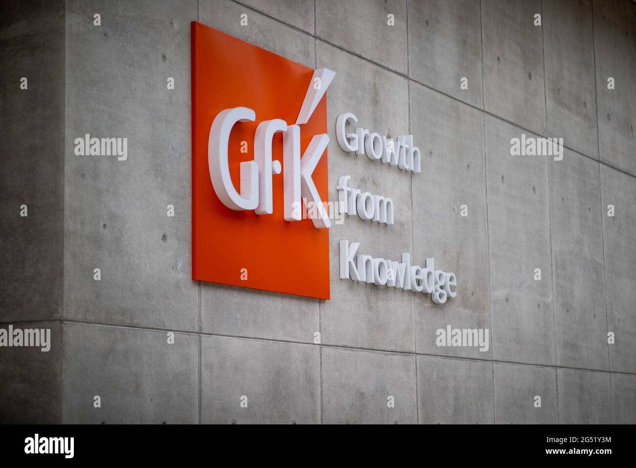 Norimberga, Germania. 24 Giugno 2021. Il logo della società di ricerca GfK, con sede a Norimberga, presso la sede centrale dell'azienda. GfK pubblica il suo ultimo studio sul sentimento dei consumatori in Germania il 25 giugno. Credit: Daniel Karmann/dpa/Alamy Live News Foto Stock