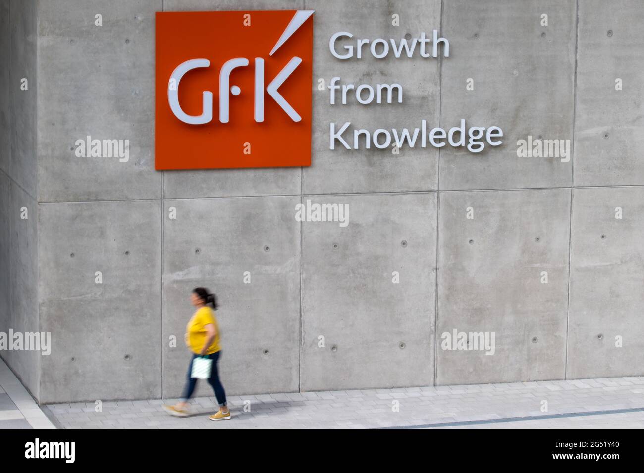 Norimberga, Germania. 24 Giugno 2021. Il logo della società di ricerca GfK, con sede a Norimberga, presso la sede centrale dell'azienda. GfK pubblica il suo ultimo studio sul sentimento dei consumatori in Germania il 25 giugno. Credit: Daniel Karmann/dpa/Alamy Live News Foto Stock