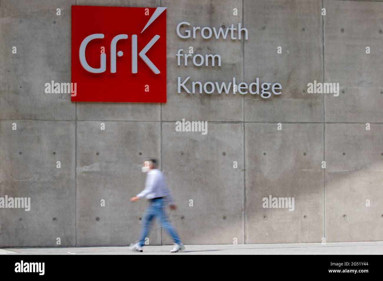 Norimberga, Germania. 24 Giugno 2021. Il logo della società di ricerca GfK, con sede a Norimberga, presso la sede centrale dell'azienda. GfK pubblica il suo ultimo studio sul sentimento dei consumatori in Germania il 25 giugno. Credit: Daniel Karmann/dpa/Alamy Live News Foto Stock