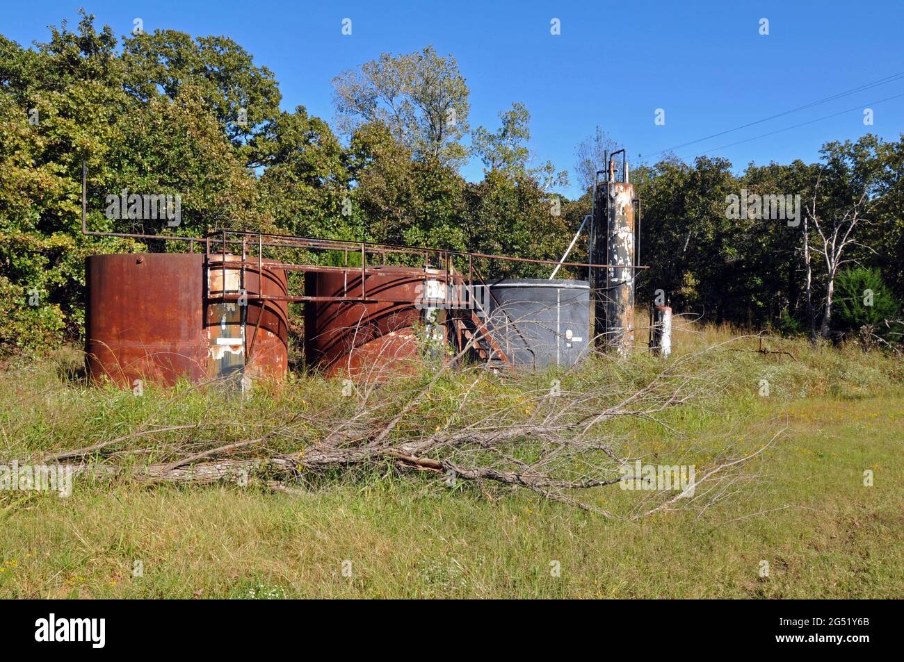 I serbatoi di stoccaggio del petrolio arrugginiti si trovano lungo un tratto originale della Route 66 vicino a Kellyville, Oklahoma, dove la strada passa attraverso un ex campo petrolifero. Foto Stock