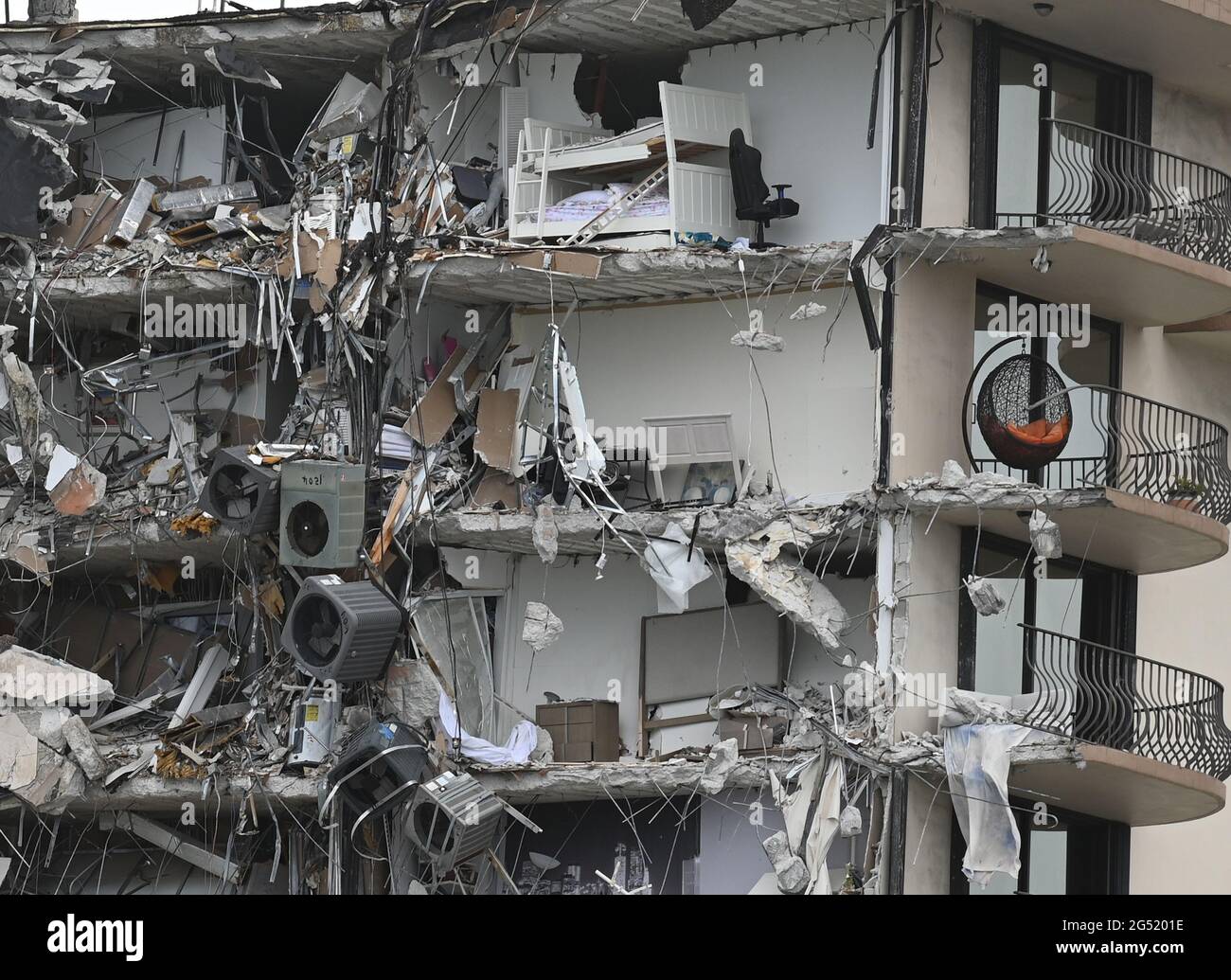 Surfside FL, Stati Uniti. 24 Giugno 2021. Una visione generale del crollo parziale delle Champlain Towers South, la struttura crollò al mattino il 24 giugno 2021 a Miami, Florida. Credit: Mpi04/Media Punch/Alamy Live News Foto Stock