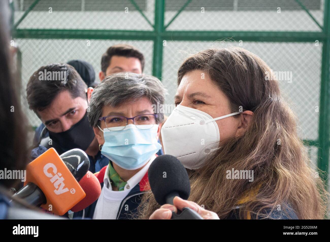 Bogotà, Colombia. 24 Giugno 2021. La sottosegretario agli sport di Bogota Blanca Ines Duran parla ai media come sindaco di Bogotà, Claudia Lopez si riunisce per una conferenza stampa trasmessa in diretta con atleti, paralimpici ed élite che parteciperanno alle Olimpiadi di Tokyo 2020 lanciando il 'Team Bogotà in spagnolo (Equipo Bogotà) brand a sostegno dei giovani atleti che parteciperanno. A Bogotà, Colombia, il 24 giugno 2021. Credit: Long Visual Press/Alamy Live News Foto Stock