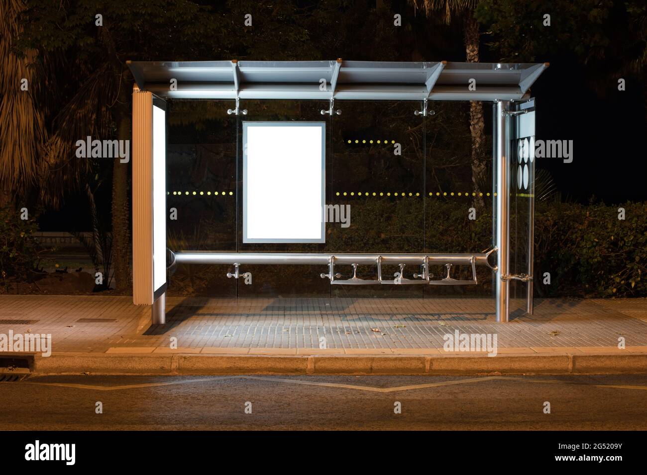 Cartellone bianco verticale alla fermata dell'autobus in strada notturna. In fondo agli autobus e alle strade. Schizzo. Cartello sulla strada sul lato della strada. Foto Stock