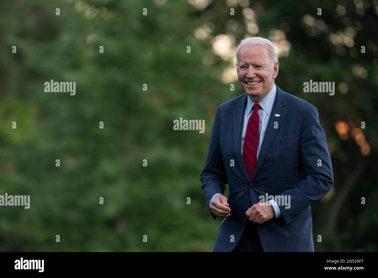 Il presidente Joe Biden cammina lungo il prato del sud da Marine One alla Casa Bianca a Washington, DC, giovedì 24 giugno 2021. Il presidente Biden ha trascorso il pomeriggio nella Carolina del Nord visitando i siti di vaccinazione mobile e incontrando i lavoratori di prima linea. Credit: Sarah Silbiger/Pool via CNP /MediaPunch Foto Stock