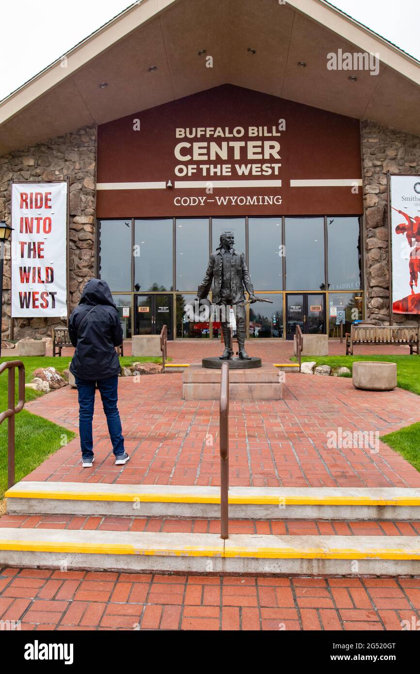 Cody, Wyoming, USA, 23 maggio 2021: Turistico all'ingresso anteriore del Buffalo Bill Center of the West, che ospita 5 musei, verticale Foto Stock