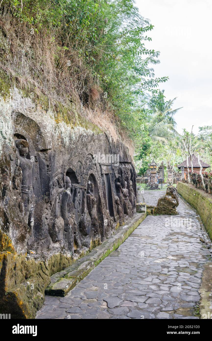 Yeh Pulu - Antico sollievo a Desa Bedulu, Kabupaten Gianyar, Bali, Indonesia. Intagliatura nella parete di roccia. Foto Stock