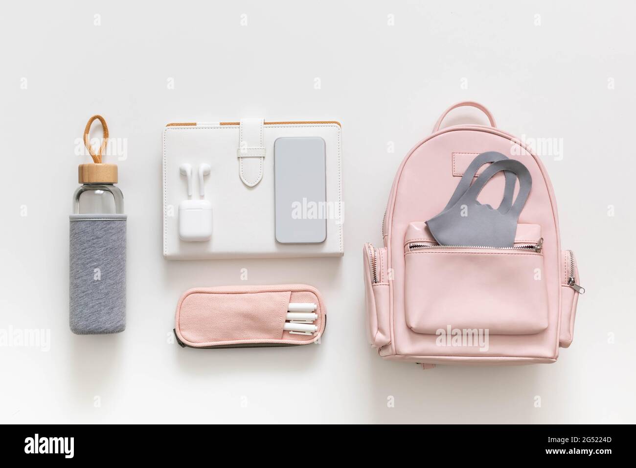 Articoli da cancelleria per zaino femminile, abbigliamento. Organizzazione di stoccaggio delle borse degli studenti. Concetto di ritorno a scuola Foto Stock