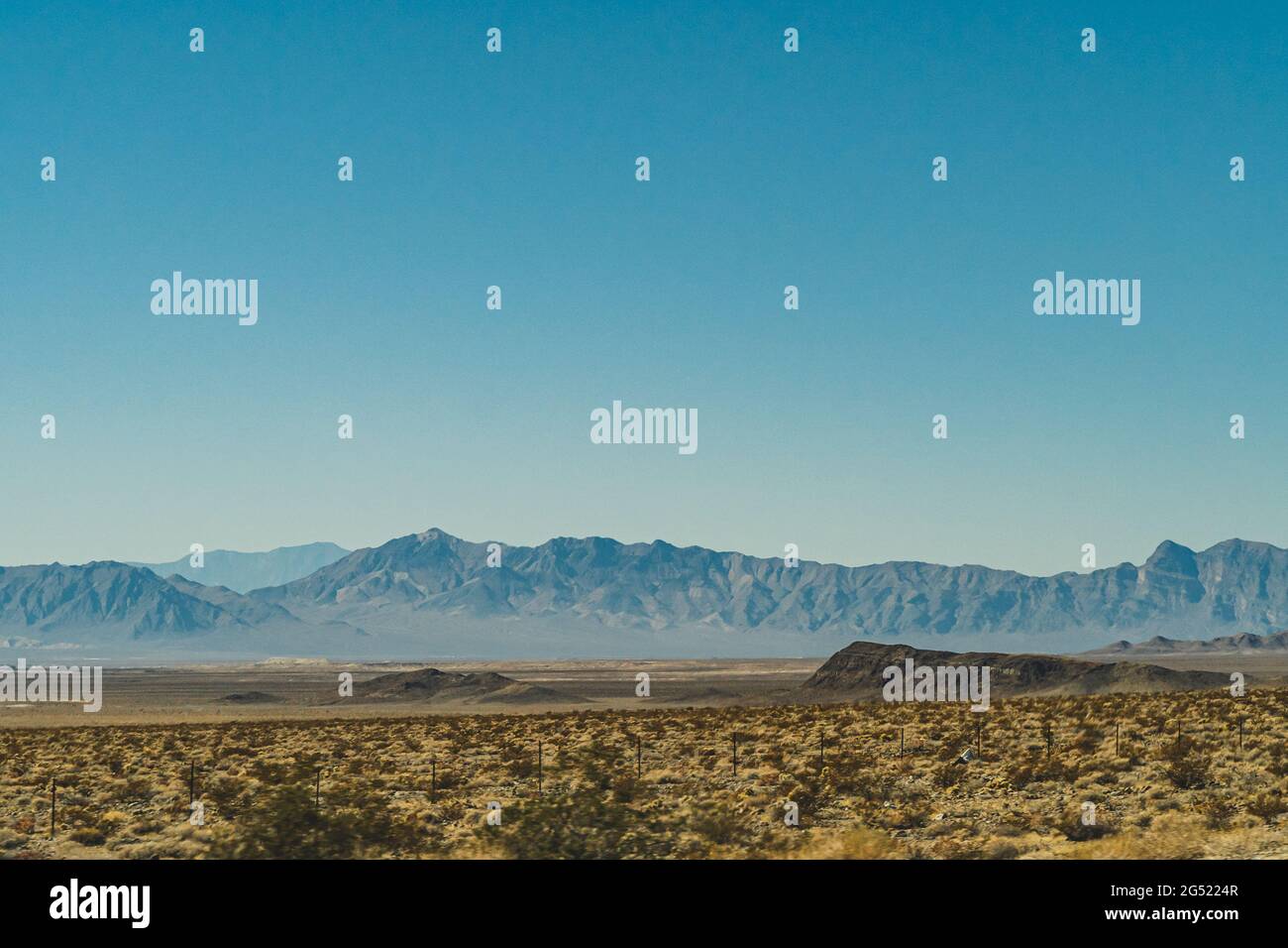 Aride Montagne paesaggio contro cielo blu chiaro in Nevada Foto Stock