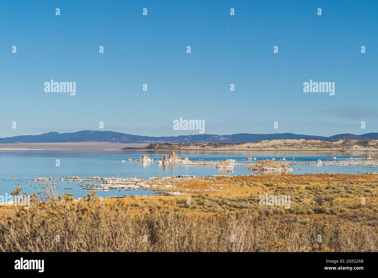 Mono lago, California in autunno in giornata di sole con cielo azzurro chiaro e tufo Foto Stock