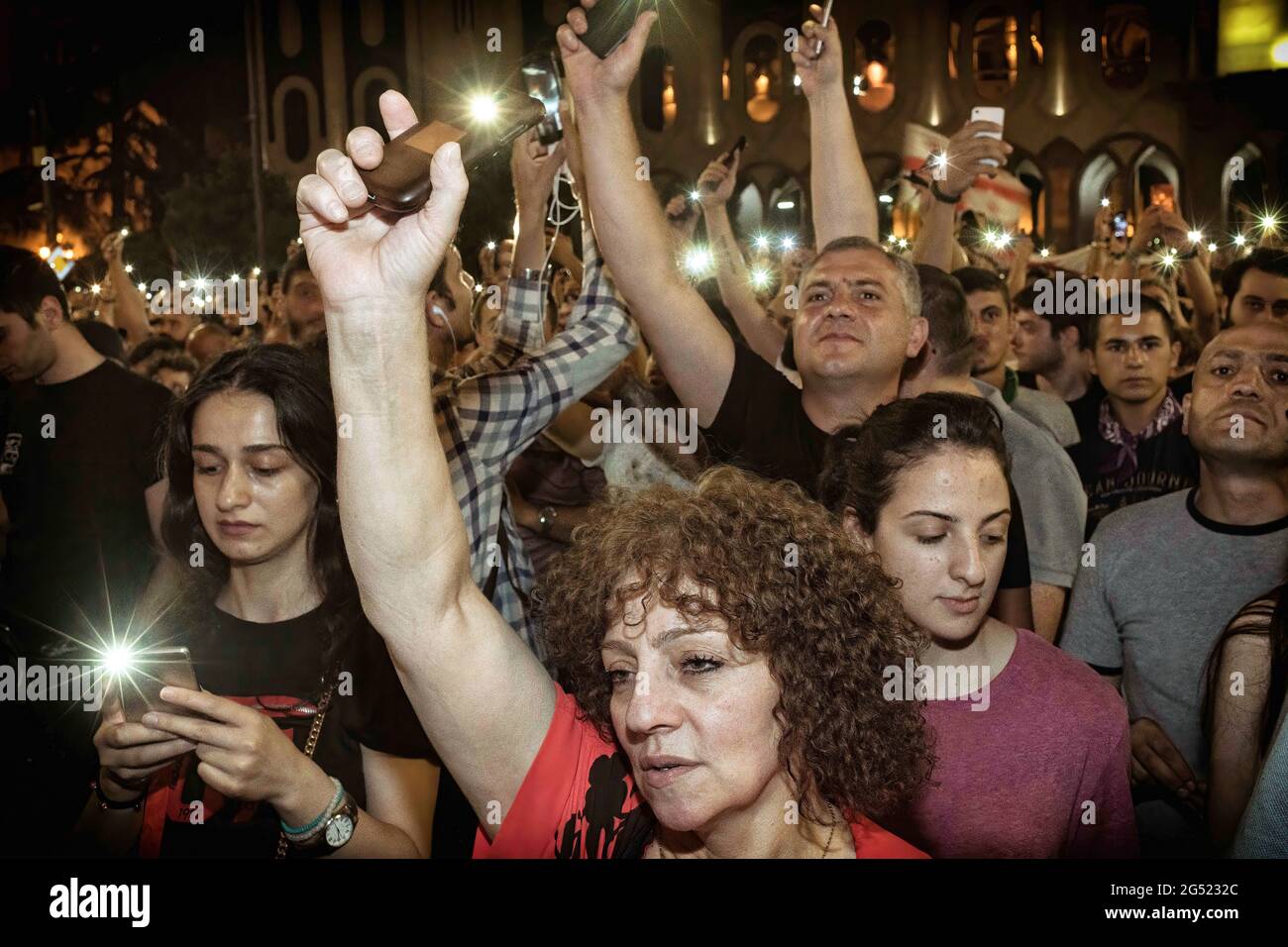 I manifestanti sollevano i loro cellulari come torce cerimoniali, mentre gli oratori si rivolgono ai croati su Rustaveli Avenue, Tbilisi.migliaia di manifestanti scesero per le strade di fronte agli edifici del parlamento nella capitale georgiana il 20 giugno 2019 per protestare contro l'occupazione in corso della Russia delle regioni Abkhazia e Ossezia del Sud. Le proteste sono durate 7 giorni e hanno provocato 300 arresti e 240 feriti a seguito di scontri tra i manifestanti e la polizia dei somigli che hanno sparato proiettili in gomma e gas lacrimogeni, nonché dispiegando cannoni ad acqua e veicoli armati. Questo è stato il più grande di tale demonstr Foto Stock