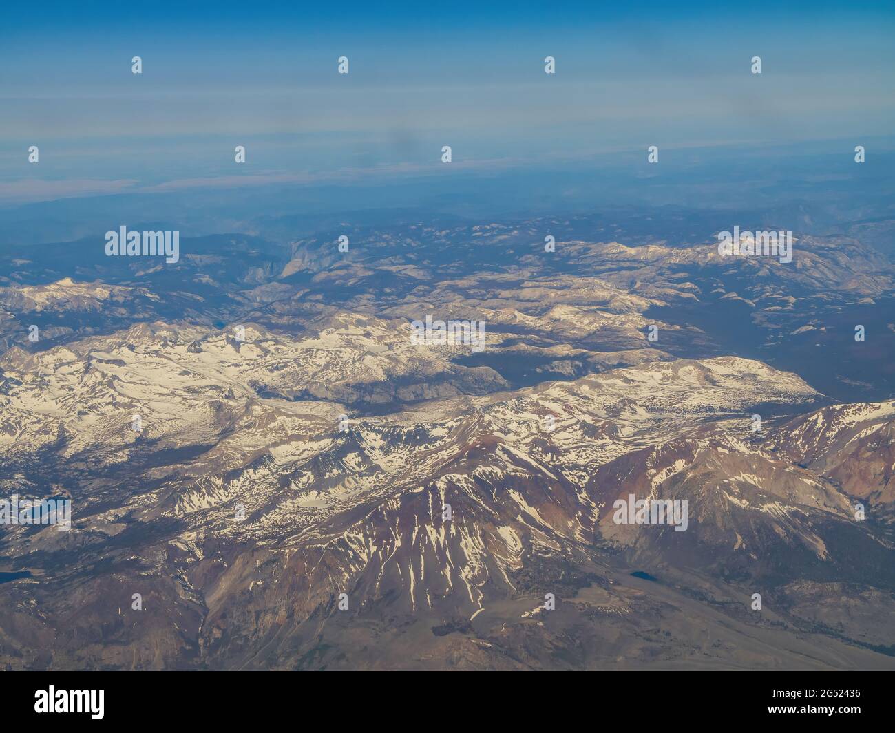 Vista aerea della splendida area di Mammoth con le montagne innevate della California Foto Stock