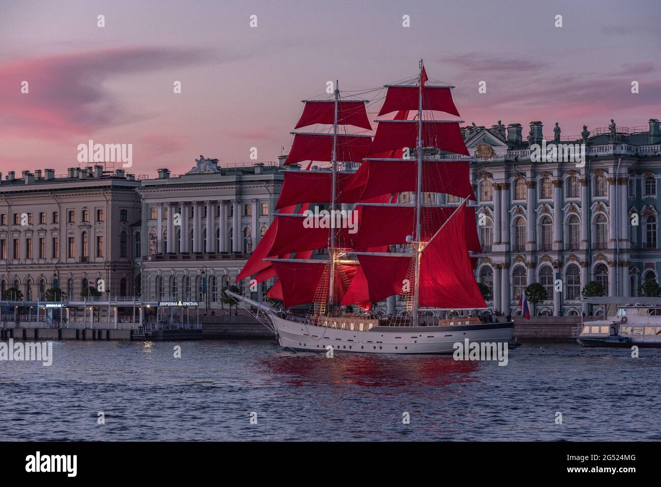 San Pietroburgo, Russia - 10 giugno 2021: Una brigata Rossiya naviga accanto all'Hermitage sul fiume Neva all'alba. Foto Stock