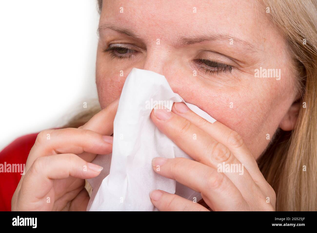 La donna matura sta asciugando il naso Foto Stock