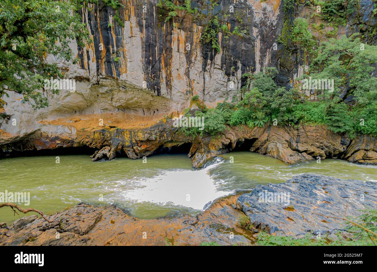 Incredibile vista delle rocce di Syntheri con il fiume Kaneri che scorre attraverso la natura selvaggia. Luogo turistico a Karnataka, India con una struttura monolitica unica di granito Foto Stock Incredibile vista delle rocce di Syntheri con il fiume Kaneri che scorre attraverso la natura selvaggia. Luogo turistico a Karnataka, India con una struttura monolitica unica di granito Foto Stock