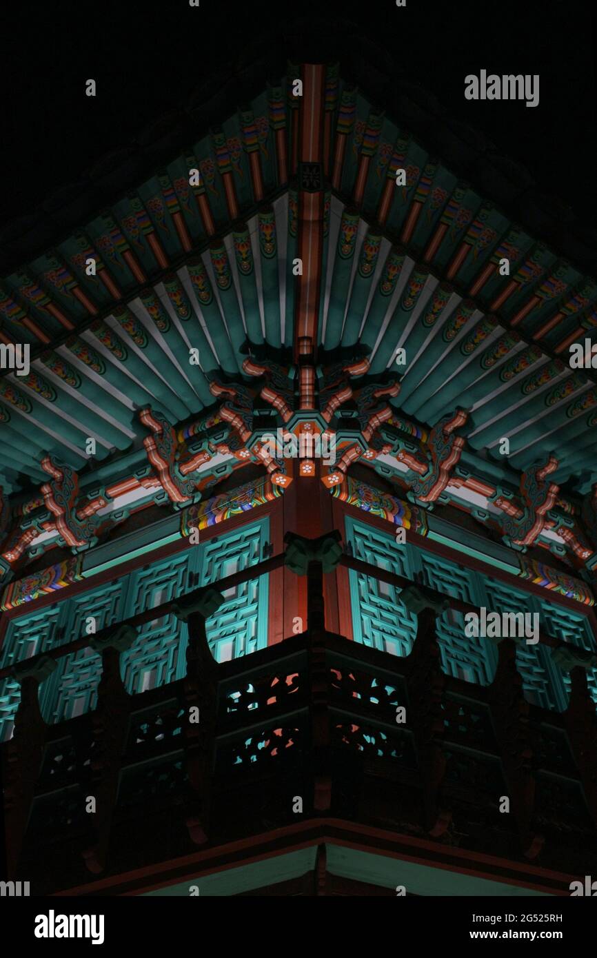 dettaglio di un pavillon coreano tradizionalmente ornato di notte Foto Stock