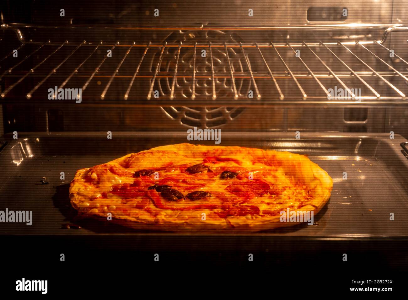 Pizza surgelata riscaldata nel forno elettrico Foto stock - Alamy