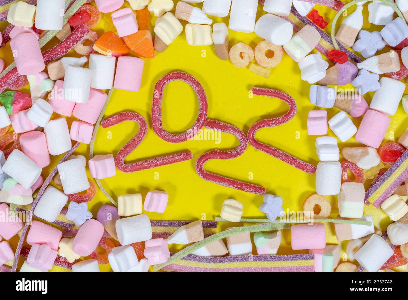 caramelle colorate marshmallows e marmellata di forme diverse. 2022 dal cono di gelatina nel mezzo. concetto di anno nuovo e natale Foto Stock