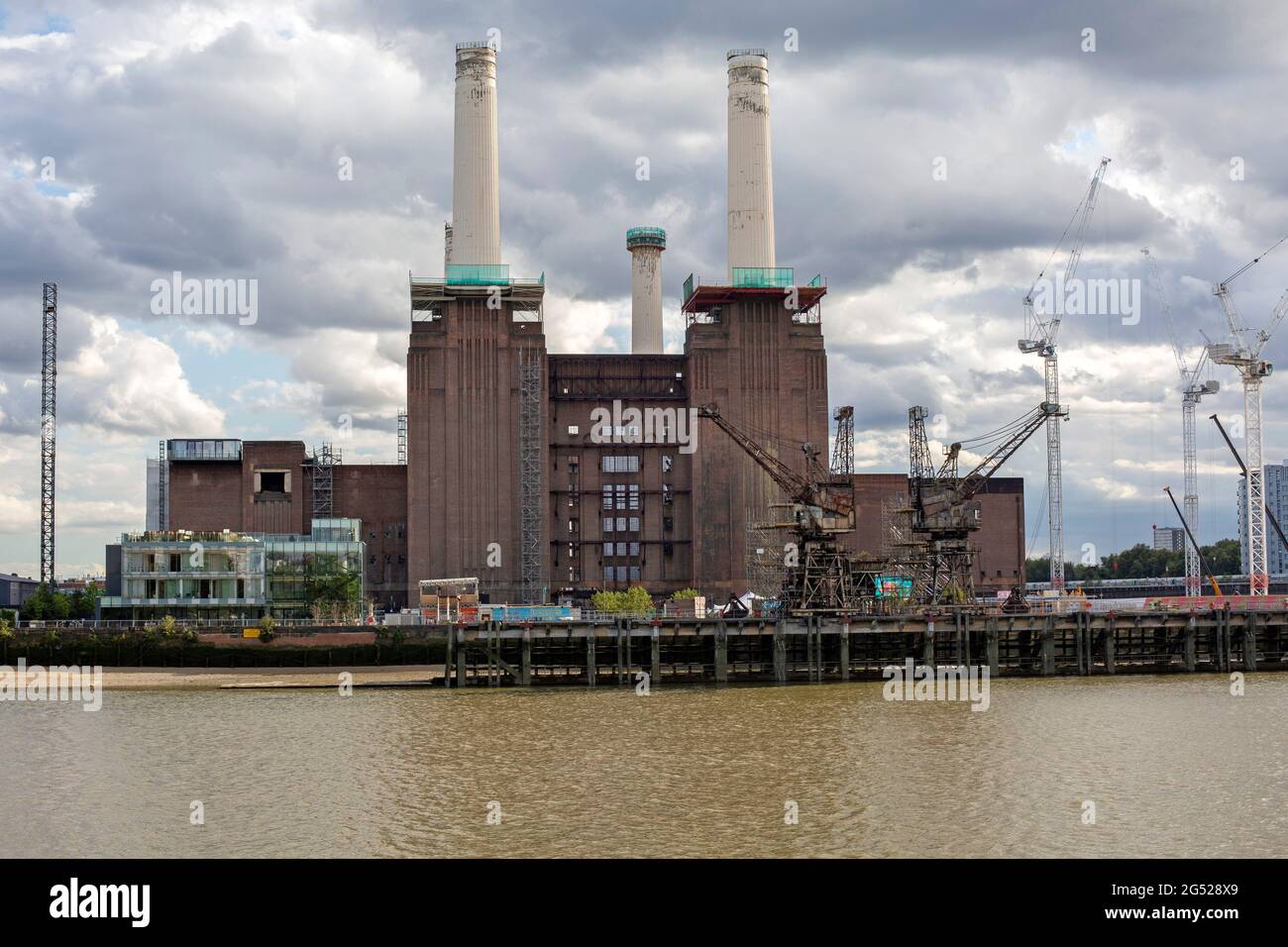 Battersea Centrale elettrica progettata da Giles Gilbert Scott-ha aperto in 1933.IT era una centrale elettrica alimentata a carbone. Foto Stock