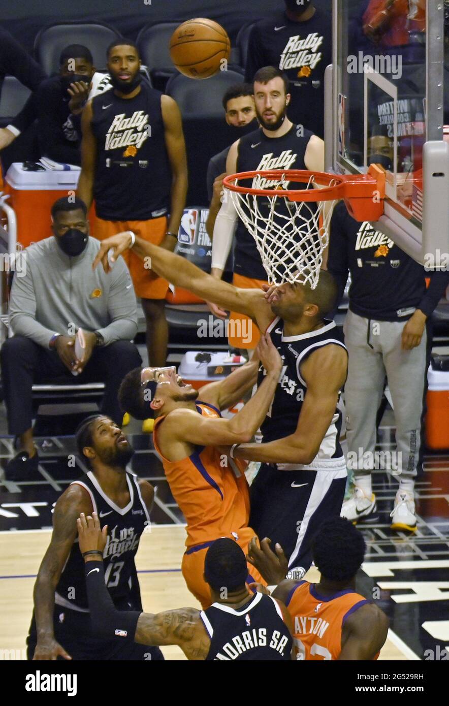 Los Angeles, USA, 24 giugno 2021: Los Angeles, Stati Uniti. 25 Giugno 2021. La guardia dei Phoenix Suns Devon Booker (1) segna oltre i Los Angeles Clippers in avanti Nicolas Batum (33) durante il quarto trimestre in Game 3 della loro migliore delle sette finali della Western Conference Matchup presso lo Staples Center di Los Angeles giovedì 24 giugno 2021. Dopo aver rilasciato i due giochi di apertura a Phoenix, i Clippers hanno preso Game 3, 106-92 rimanendo in controllo per tutto il tempo. Foto di Jim Ruymen/UPI Credit: UPI/Alamy Live News Foto Stock