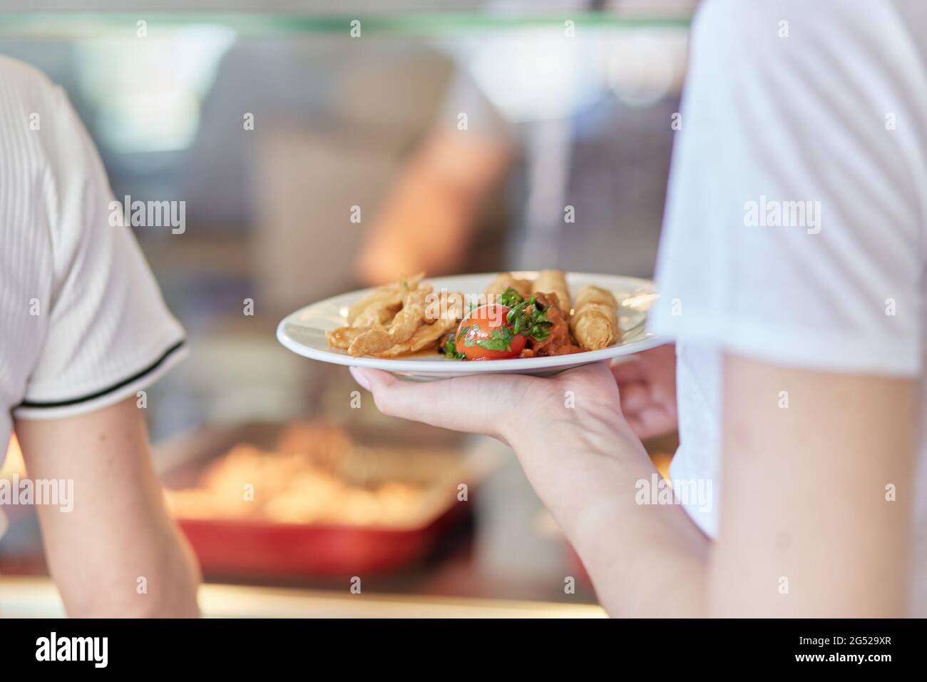 Buffet al ristorante, catering food party: Servizio persone che raccolgono cibo. Foto di alta qualità Foto Stock
