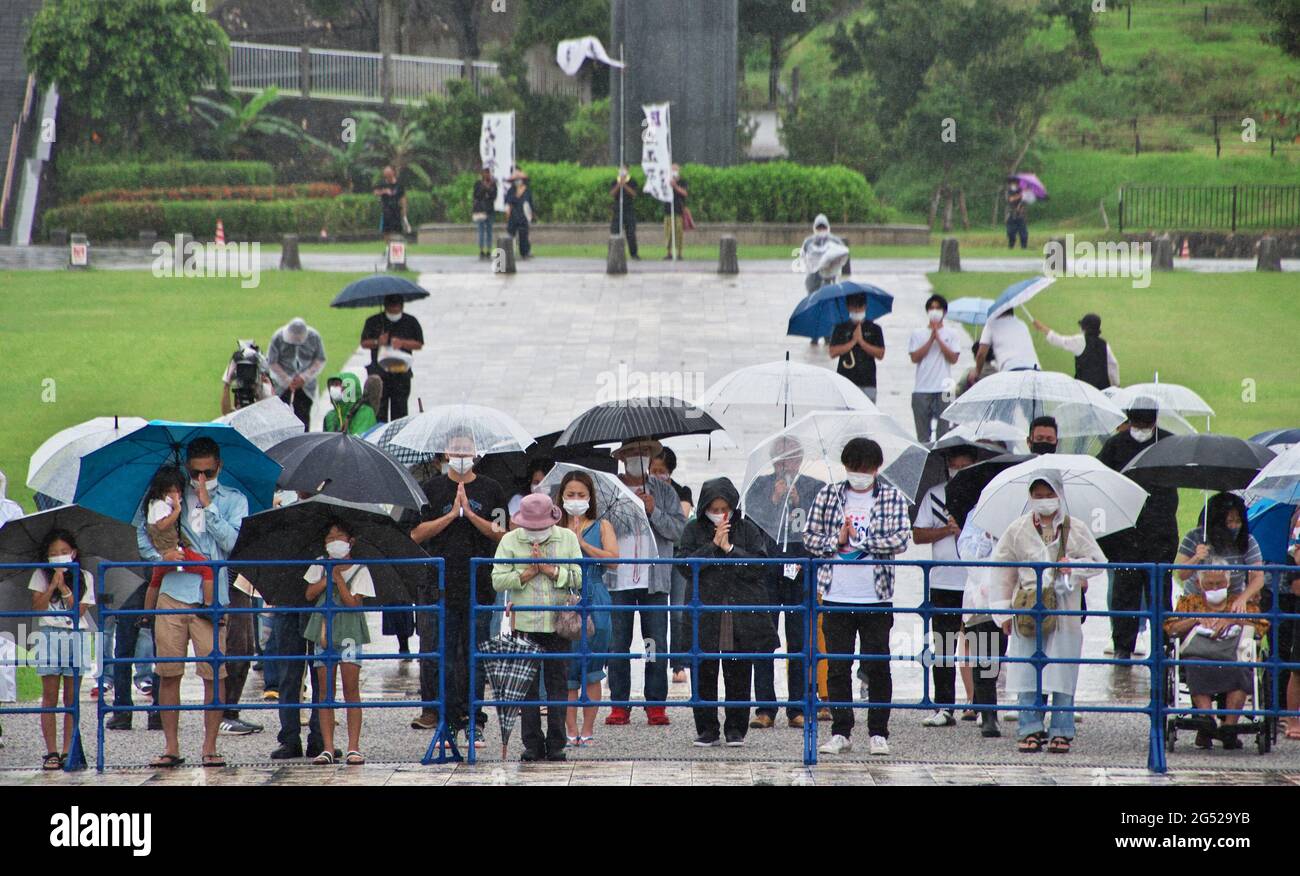 I fedeli offrono una preghiera silenziosa durante il servizio commemorativo per tutti i morti di guerra della 'Battaglia di Okinawa' al Peace Memorial Park di Ioman, Prefettura di Okinawa, Giappone, il 23 giugno 2021. Credit: AFLO/Alamy Live News Foto Stock