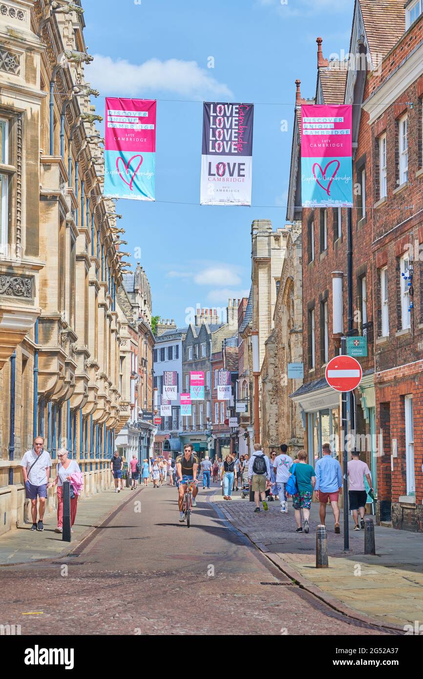 Gli amanti dello shopping camminano lungo Trinity Street, Cambridge, Inghilterra, in una soleggiata giornata estiva. Foto Stock