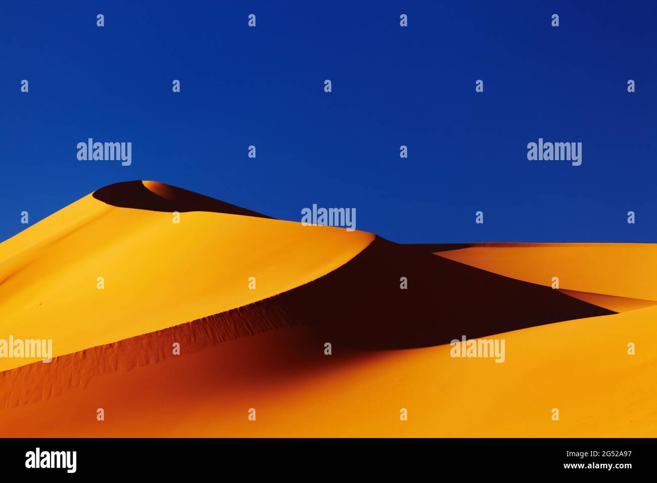 Dune di sabbia nel deserto del Sahara al tramonto, Algeria Foto Stock