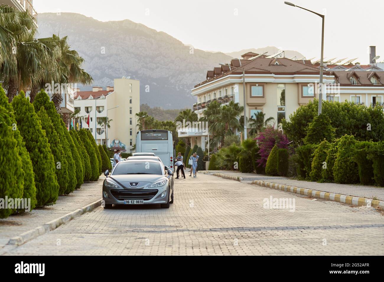 Kemer, Turchia - Maggio 25: Paesaggio Turco: Montagne, hotel, auto sulla strada al tramonto. Bella natura sempreverde. Foto di alta qualità Foto Stock