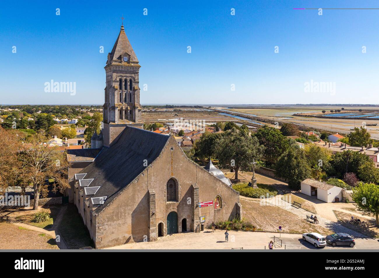 FRANCIA. VENDEE (85), ISOLA DI NOIRMOUTIER, CASTEL MUSEUM NOIRMOUTIER E CHIESA DI SAINT-PHILBERT Foto Stock