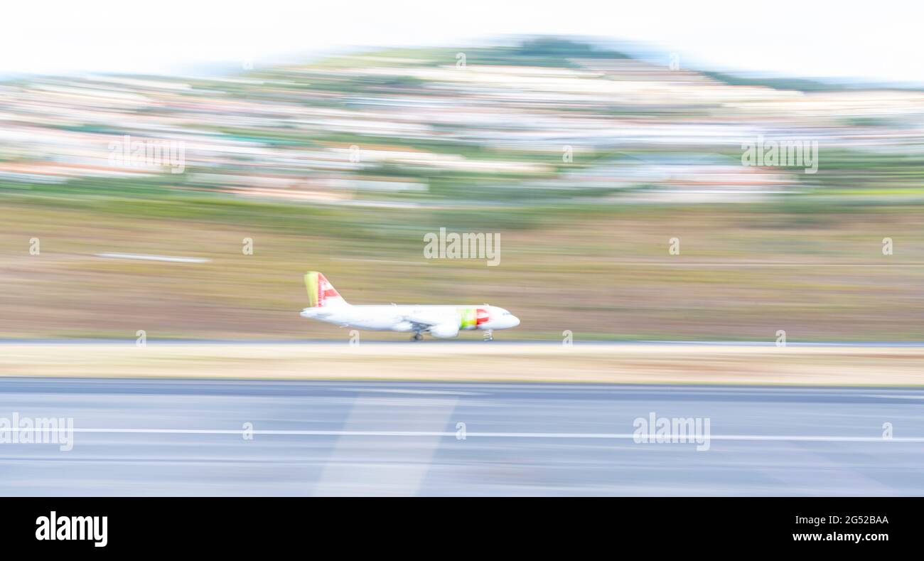 Aereo passeggeri che atterra sulla pista all'aeroporto internazionale Cristiano Ronaldo, tiro al volo, Funchal, isola di Madeira, Portogallo Foto Stock