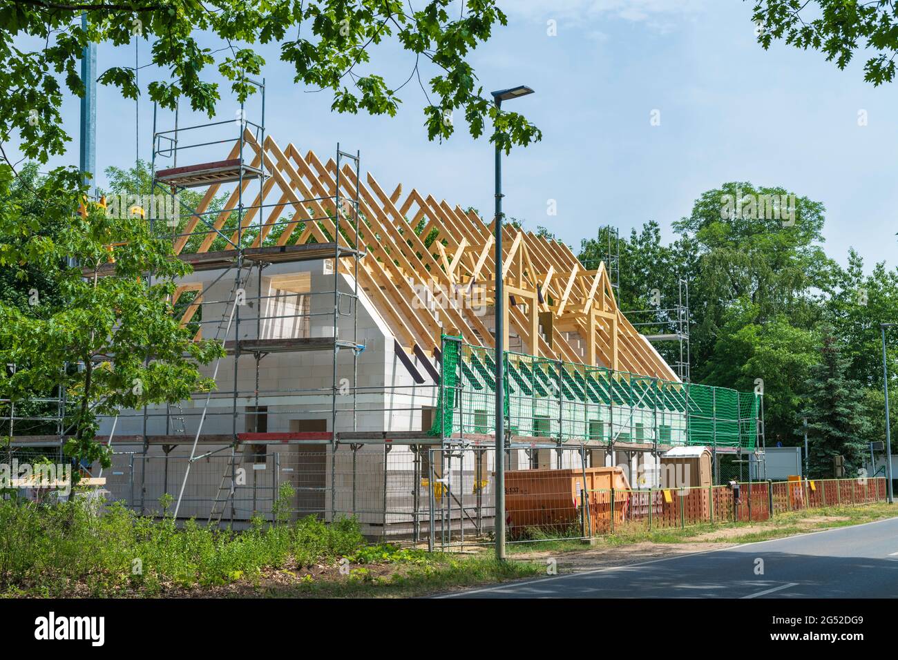 Si sta costruendo una nuova casa e si sta costruendo il tetto a capriate Foto Stock