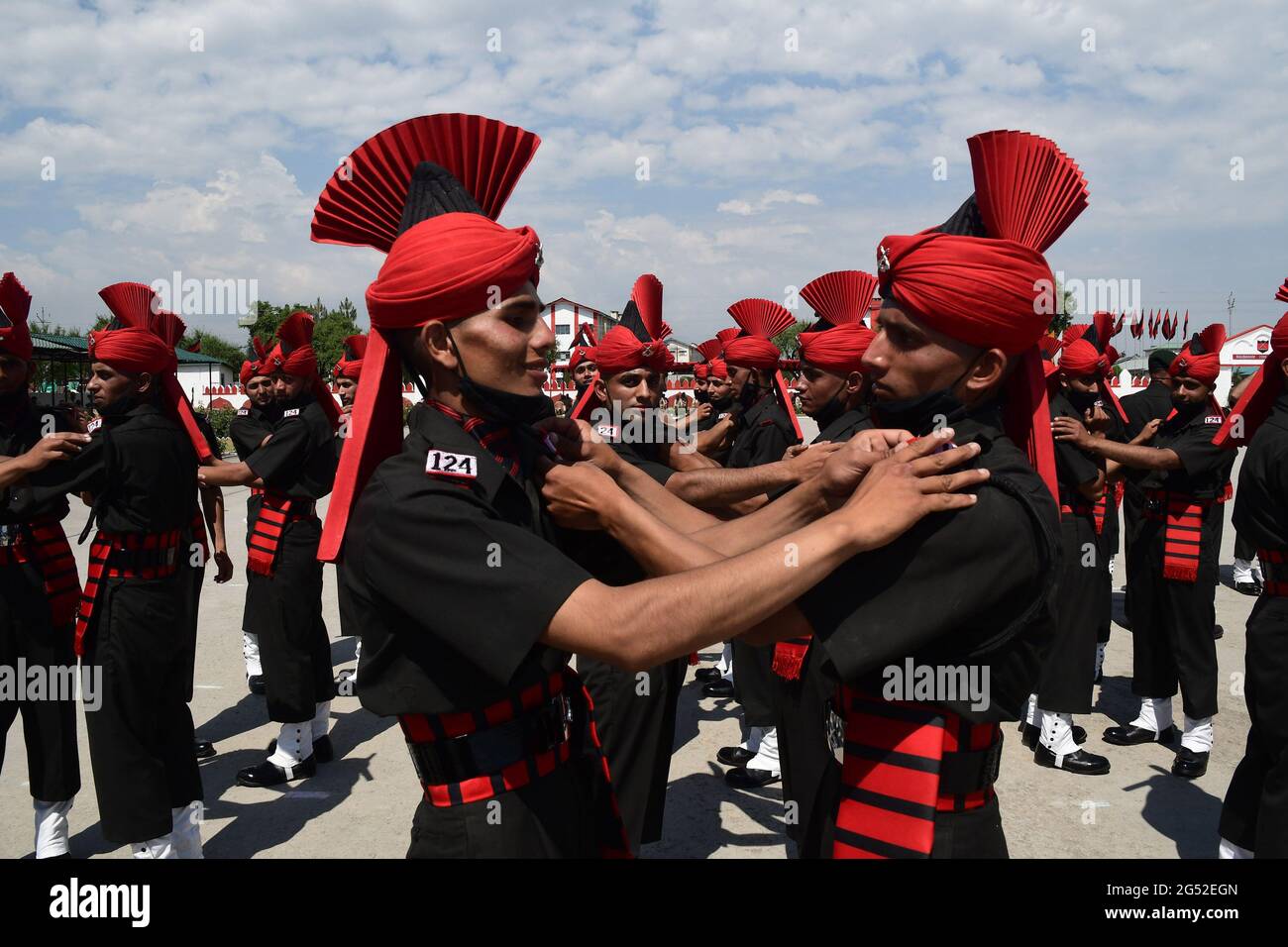 Srinagar. 25 giugno 2021. Il Jammu e il Kashmir Light Infantry Regimental Center, hanno presentato la sua ultima serie di giovani soldati della UT of J&K. Un totale di 514 giovani soldati sono stati attestati oggi, dopo aver completato un anno di addestramento faticoso, in una scintillante parata al Bana Singh Parade Ground del JAK li Regimental Center. Credit: Notizie dal vivo di Mmaggioranza del mondo CIC/Alamy Foto Stock