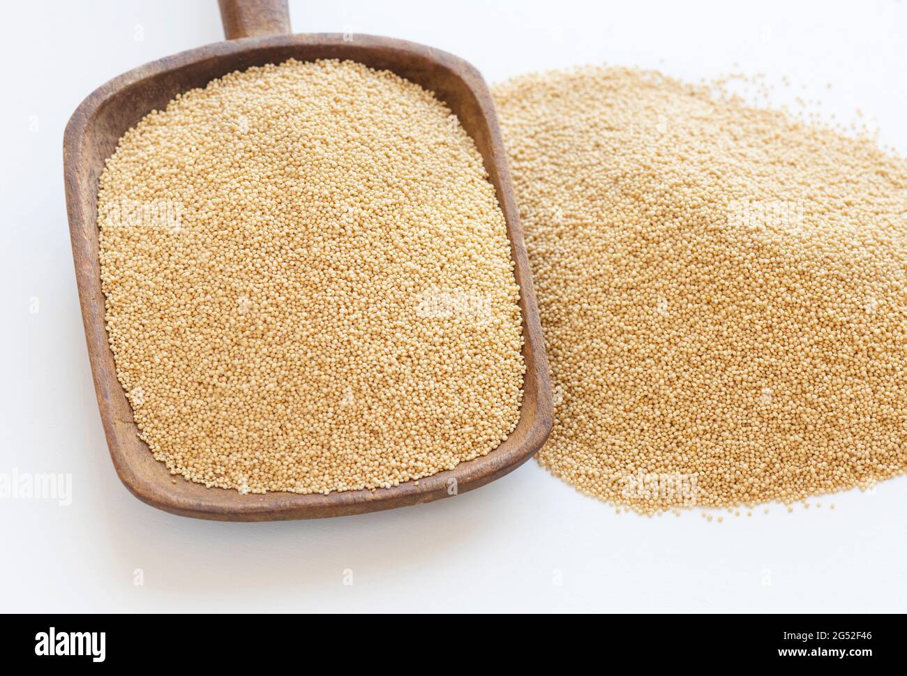 amaranth pseudo-cereale noto per i suoi benefici per la salute ricco di proteine, fibre, micronutrienti e antiossidanti. mostrato in un grande cucchiaio di legno accanto ad un Foto Stock