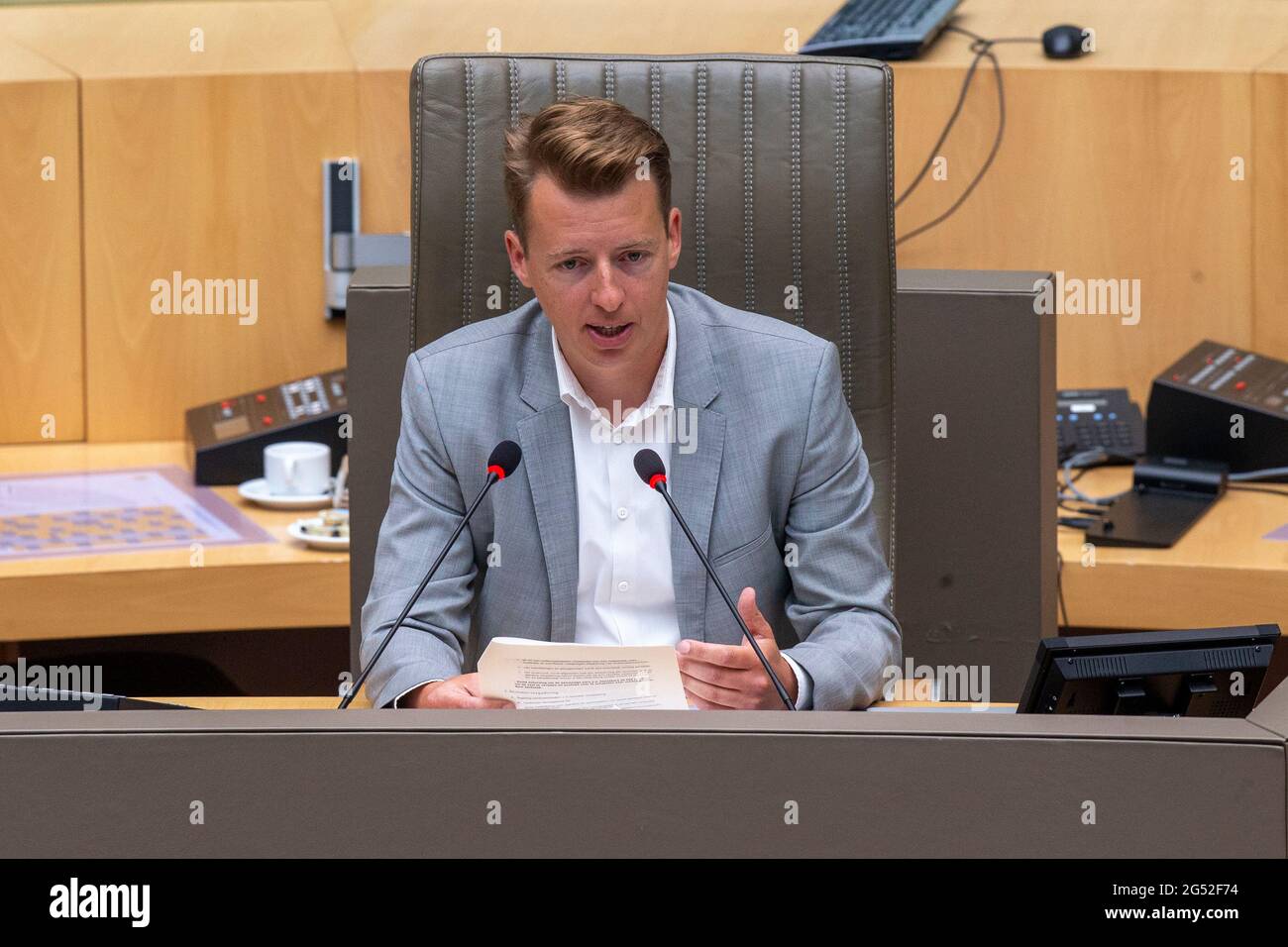 Hannes Anaf di Vooruit, raffigurato durante l'installazione di una commissione di ricerca sulle sostanze inquinanti PFAS-PFOS, nel Parlamento fiammingo di Bruxelles, Foto Stock