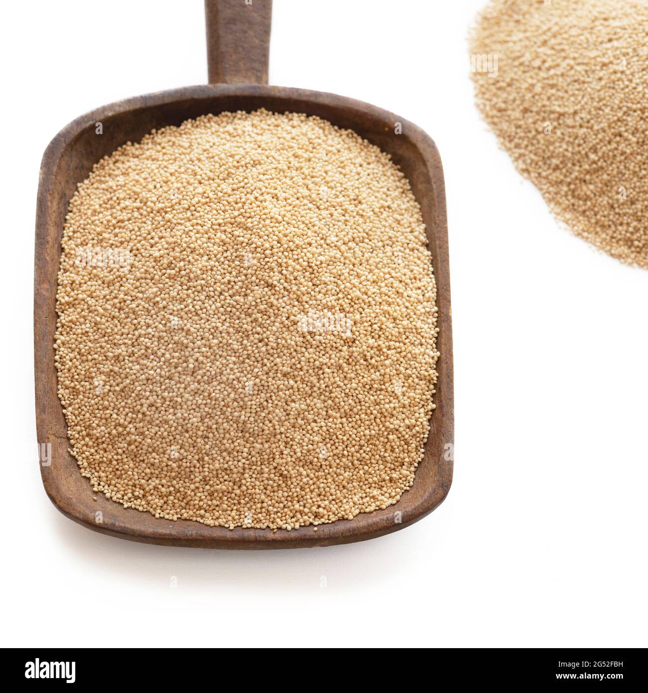 amaranth noto per i suoi benefici per la salute ricco di proteine, fibre, micronutrienti e antiossidanti. in un grande cucchiaio di legno su uno sfondo bianco con una p Foto Stock